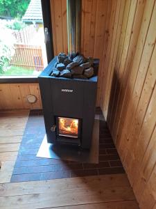 a wood stove in a room with a fireplace at Ferienhaus Wanderlust in Waltershausen