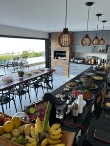 Una cocina con un montón de comida en una mesa. en Maluhia Ilhabela 5, en Ilhabela
