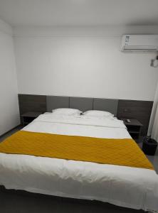 Postel nebo postele na pokoji v ubytování Little Mango Inn