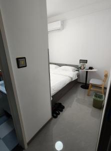 Postel nebo postele na pokoji v ubytování Little Mango Inn