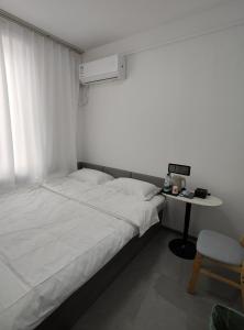 Postel nebo postele na pokoji v ubytování Little Mango Inn