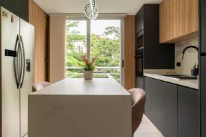a kitchen with a white counter and a window at Apartamento Colinas del viento in Barquisimito