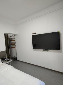 TV a/nebo společenská místnost v ubytování Little Mango Inn