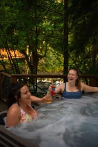 Επισκέπτες που μένουν στο Rusty Bridge River Lodge - Hot tub - Fireplace - Firepit