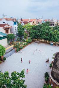 a group of people playing a game in a courtyard at Chapi Hotel in Xóm Ðé