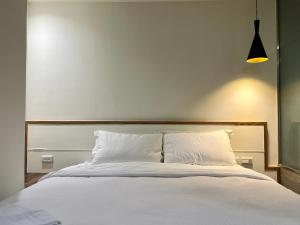 Ein Bett oder Betten in einem Zimmer der Unterkunft Shanmian Unmanned Hotel