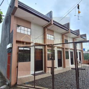 ein Gebäude mit einem Zaun davor in der Unterkunft Lucena Primeloft Townhome Transient in Lucena