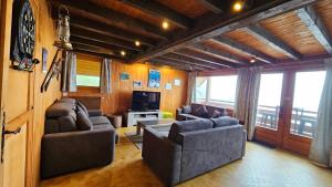 Coin salon dans l'établissement Chalet les Alpages vue panoramique sur le lac Léman