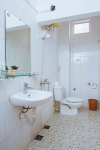 a bathroom with a sink and a toilet at Chapi Hotel in Xóm Ðé +20 photos
