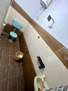 KālapettaiにあるThe costal Casaのバスルーム(青いトイレ、シンク付)