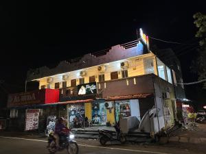 KālapettaiにあるThe costal Casaの建物前の自転車に乗る者