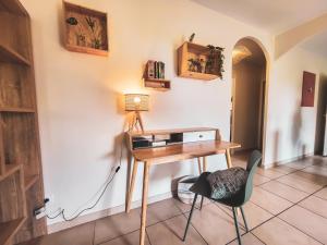 a desk with a lamp and a chair in a room at Au cœur des vignes, Villa Aramonie, Piscine privée in Laurens +52 photos