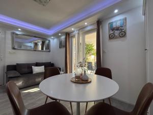 Posedenie v ubytovaní Luxury Apartman NR
