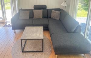 Hemmetにある2 Bedroom Amazing Home In Hemmetのリビングルーム(青いソファ、テーブル付)