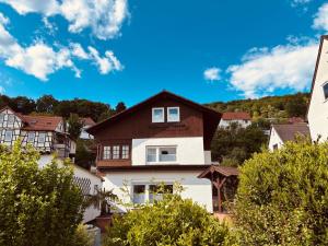 a house on a hill with trees at Ferienwohnung Dreiflüsse in Hannoversch Münden