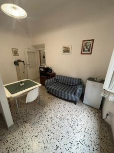 a living room with a couch and a table at Tra i Vicoli Accommodation in Tivoli