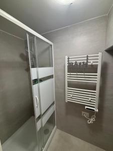 a bathroom with a shower with a glass door at Tra i Vicoli Accommodation in Tivoli +2 photos