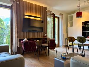 een woonkamer met een bank en stoelen bij Casa Giallo village home-by Italian Apartaments in Lenno