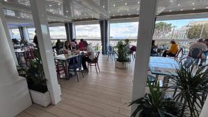 Restaurace v ubytování Capri Bougainville Luxury Boutique Hotel