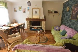 Mauzac-et-Grand-CastangにあるGites La Carolie Le Figuierのソファとテーブルのあるリビングルーム