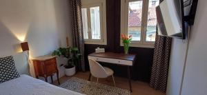 Łóżko lub łóżka w pokoju w obiekcie la casa di Veronique