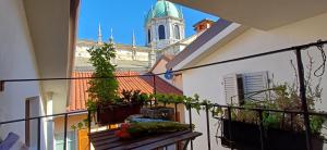 balkon z widokiem na budynek z wieżą zegarową w obiekcie la casa di Veronique w Como