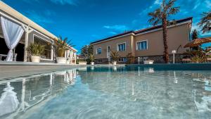 Бассейн в Villa Marchese Lake Maggiore или поблизости