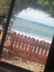 una vista sull'oceano da una recinzione di Yeniliman Bungalov Evleri- Sümbül Adlı Ev -Karaburun -İzmir a Karaburun