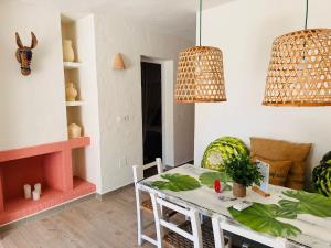 a dining room with a table and chairs at Can Chumbera Formentera in Cala Saona