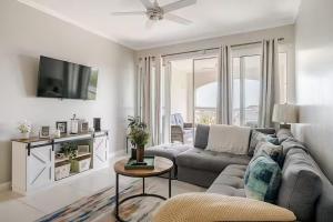 TV a/nebo společenská místnost v ubytování Ocho Rios Ocean Escape