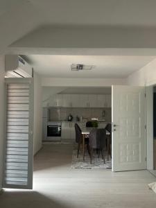 a dining room and kitchen with a table and chairs at Panorama in Negotino