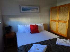מיטה או מיטות בחדר ב-Caseys Beach Holiday Park