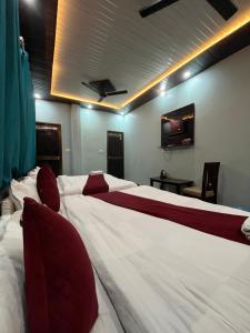 Posteľ alebo postele v izbe v ubytovaní Hotel Aryakulam Palace Ayodhya