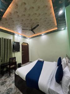 Posteľ alebo postele v izbe v ubytovaní Hotel Aryakulam Palace Ayodhya