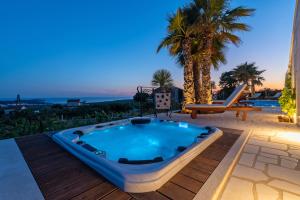 Πισίνα στο ή κοντά στο Prestigious stone villa Smokvica with vineyard, heated pool, jacuzzi, gym and sea view