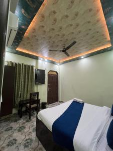 Posteľ alebo postele v izbe v ubytovaní Hotel Aryakulam Palace Ayodhya