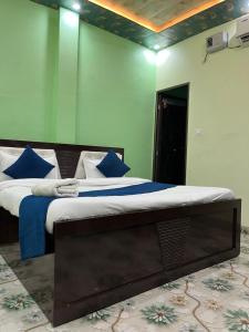 Posteľ alebo postele v izbe v ubytovaní Hotel Aryakulam Palace Ayodhya