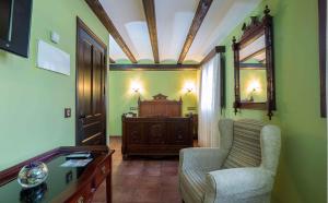 - un salon avec une chaise et une table dans l'établissement Hotel La Realda, à Gea de Albarracín