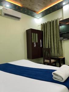 Posteľ alebo postele v izbe v ubytovaní Hotel Aryakulam Palace Ayodhya