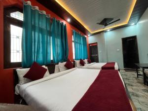 Posteľ alebo postele v izbe v ubytovaní Hotel Aryakulam Palace Ayodhya