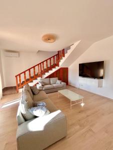 una sala de estar con un sofá y una mesa en Villa Gargaf, en Altavilla Milicia