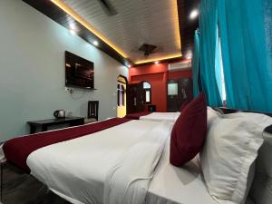Posteľ alebo postele v izbe v ubytovaní Hotel Aryakulam Palace Ayodhya
