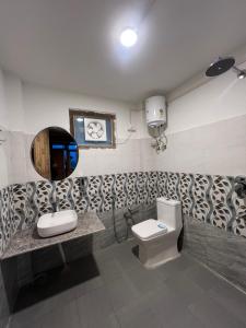 Bilik mandi di Turn view by The Shangri Lab