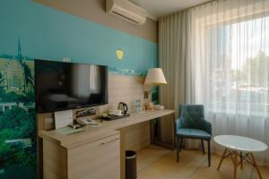 Televízia a/alebo spoločenská miestnosť v ubytovaní Hotel Cristal Białystok