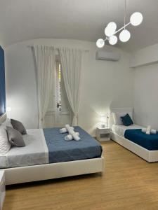 Un dormitorio con dos camas y una lámpara de araña. en San Peter Lory's Aparts, en Roma