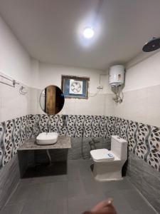 Bilik mandi di Turn view by The Shangri Lab