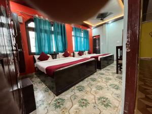 Posteľ alebo postele v izbe v ubytovaní Hotel Aryakulam Palace Ayodhya
