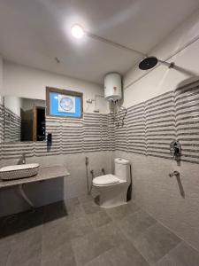 Bilik mandi di Turn view by The Shangri Lab