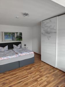 una camera con un letto e un grande armadio di Ferienhaus Dobberzin nahe Mündesee ad Angermünde