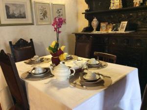 Coffee and tea making facilities at LA FINESTRA SUL BORGO Dimora Storica